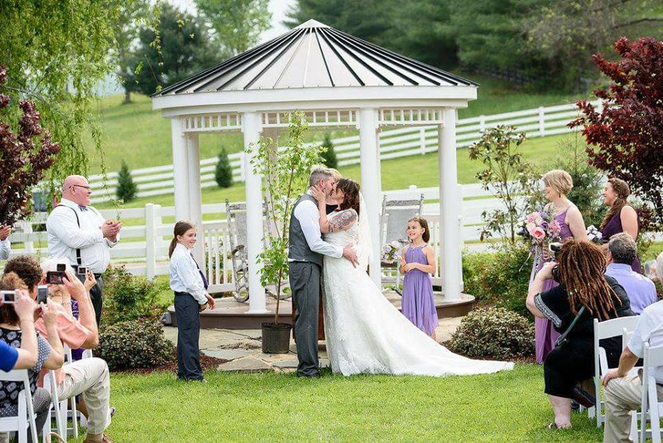 Jennifer's Romantic Farm Wedding | Raynia