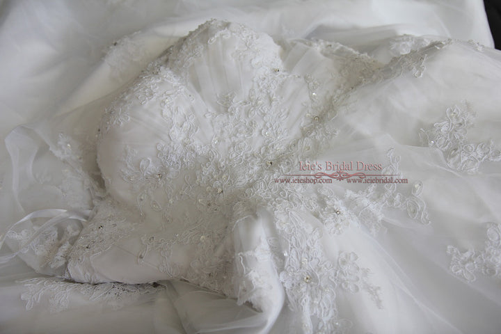 Modest Princess Lace A-line Wedding Dress With Pearl Buttons | Nathalia