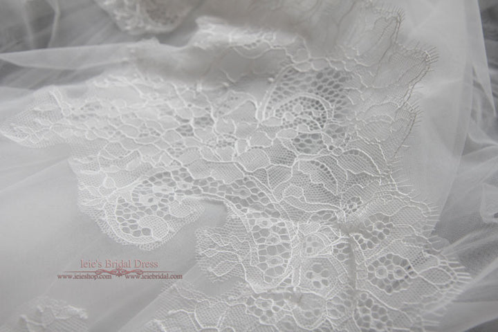 Cathedral French Chantilly Lace Wedding Veil | VG1064
